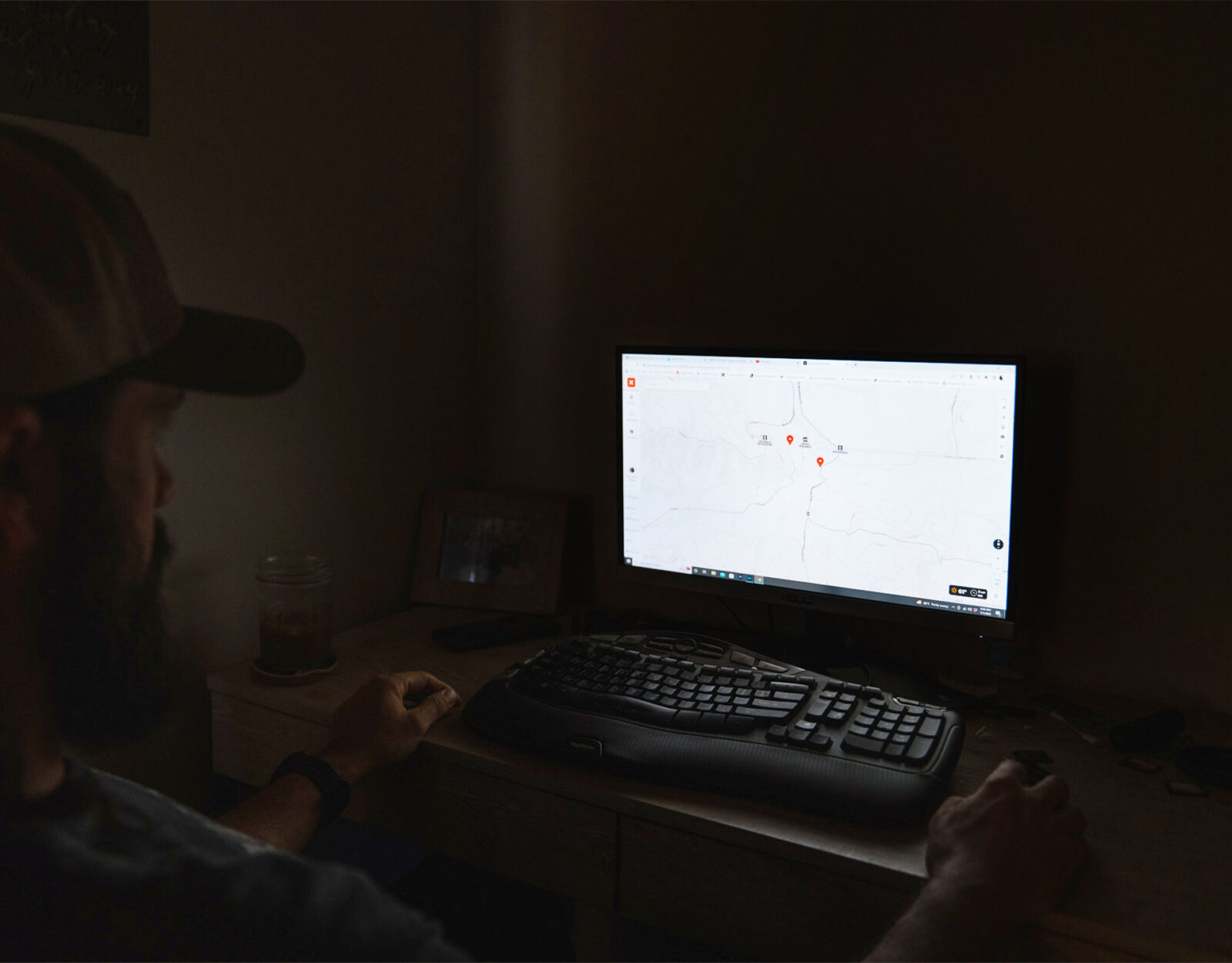 A man e-scouts on his computer using onX Hunt. 