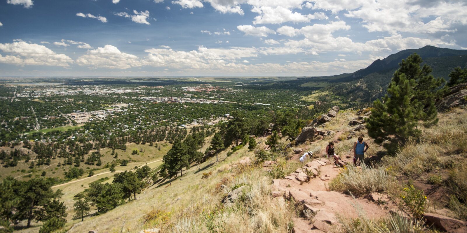 2 people hiking on a trail in Colorado durning the spring 