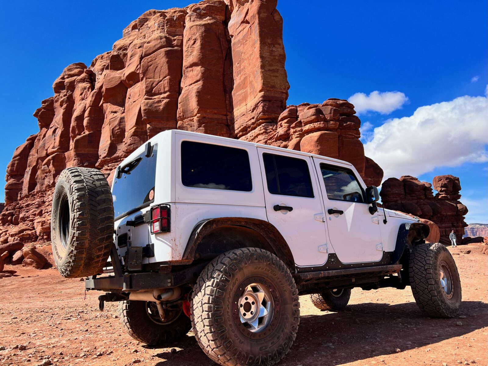 travis hoops onX offroad trail guide and his jeep in Moab